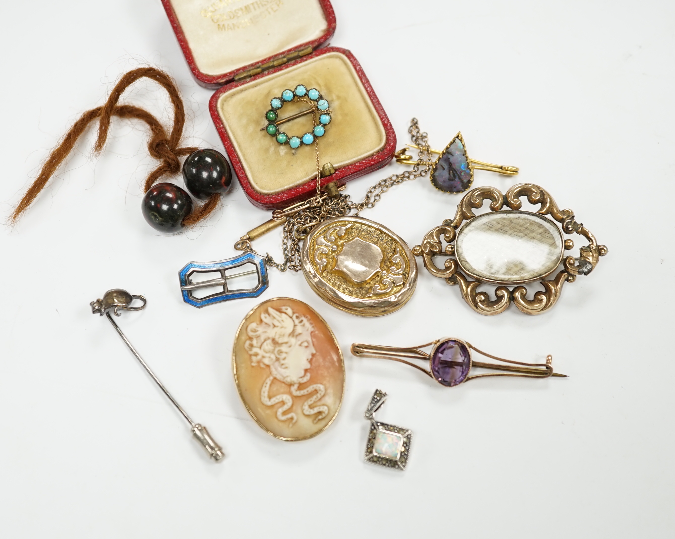 Three antique brooches, including a mourning brooch and a group of assorted jewellery including a 'Remember' locket, a 9ct mounted oval cameo shell brooch and a George V small silver and enamel buckle brooch by Charles H